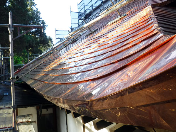 お寺銅板屋根工事（施工中）