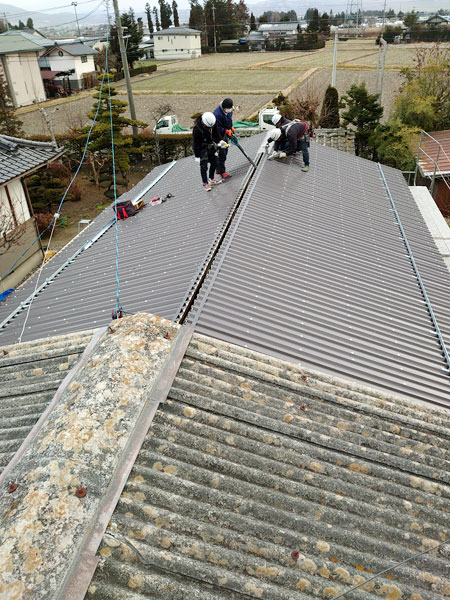 スレート屋根改修工事（施工中）